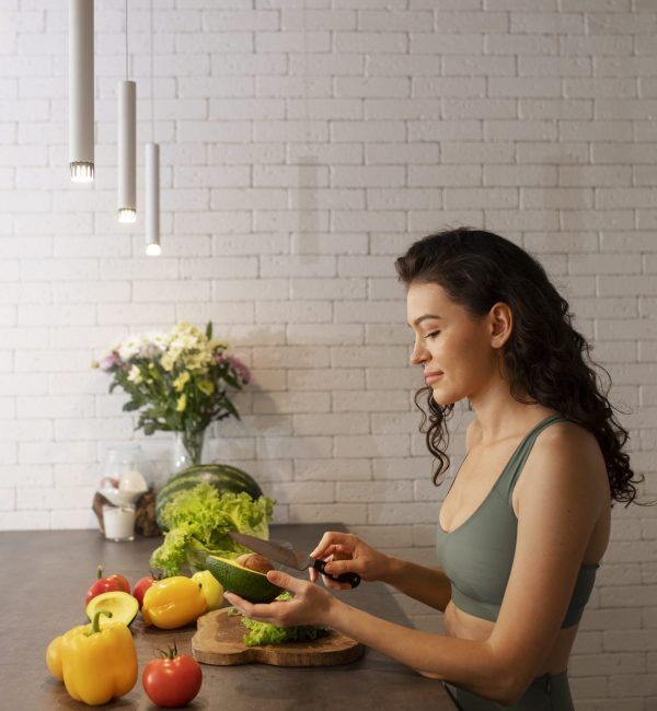 woman-digital-disconnecting-home-by-making-healthy-vegetable-salad nutricionista colesterol alto